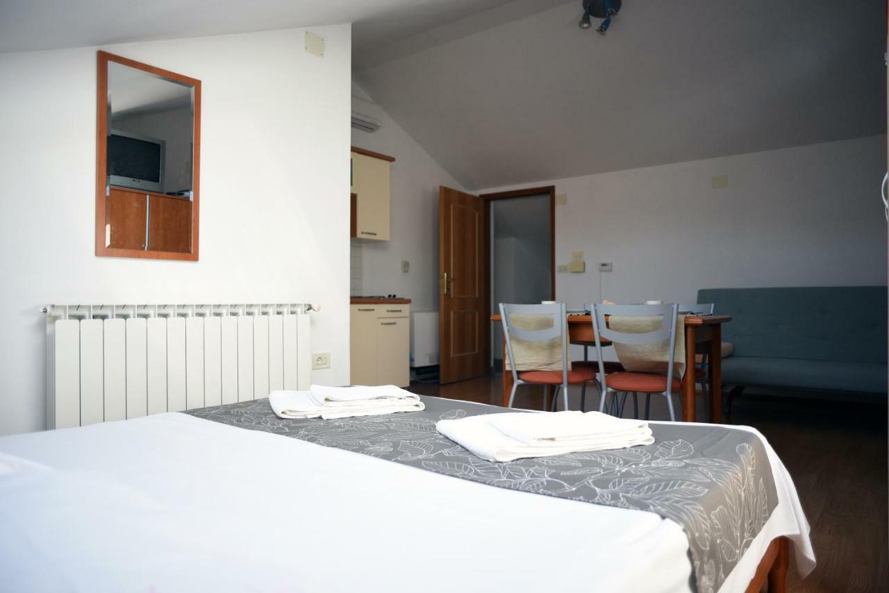 Apartments Ida Cres Cres